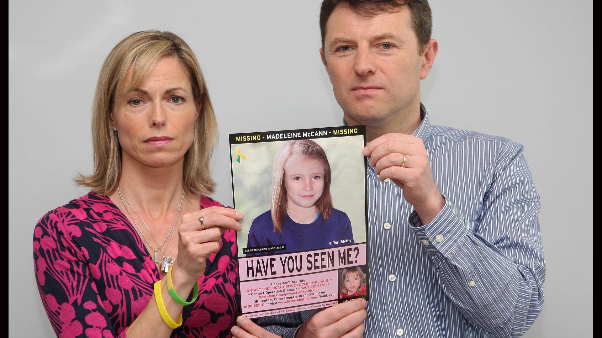 Kate und Gerry McCann mit einem Bild ihrer vermissten Tochter Madeleine: Das Mädchen verschwand beim Familienurlaub im Mai 2007 in Portugal.