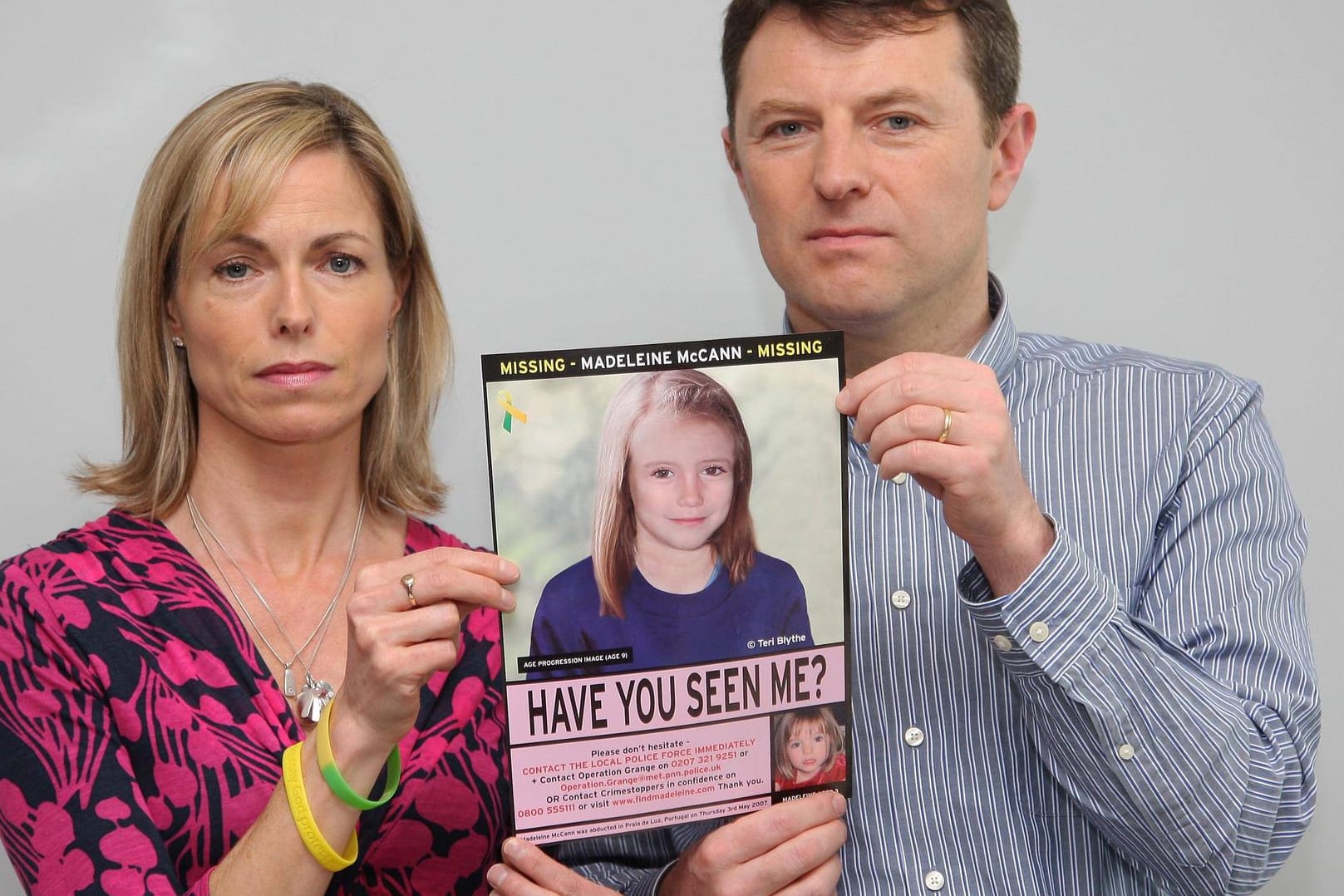 Kate und Gerry McCann mit einem Bild ihrer vermissten Tochter Madeleine: Das Mädchen verschwand beim Familienurlaub im Mai 2007 in Portugal.