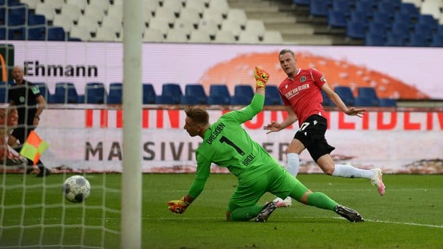 96-Profi Marvin Ducksch (r) erzielte das 1:0.