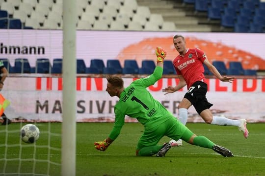 96-Profi Marvin Ducksch (r) erzielte das 1:0.