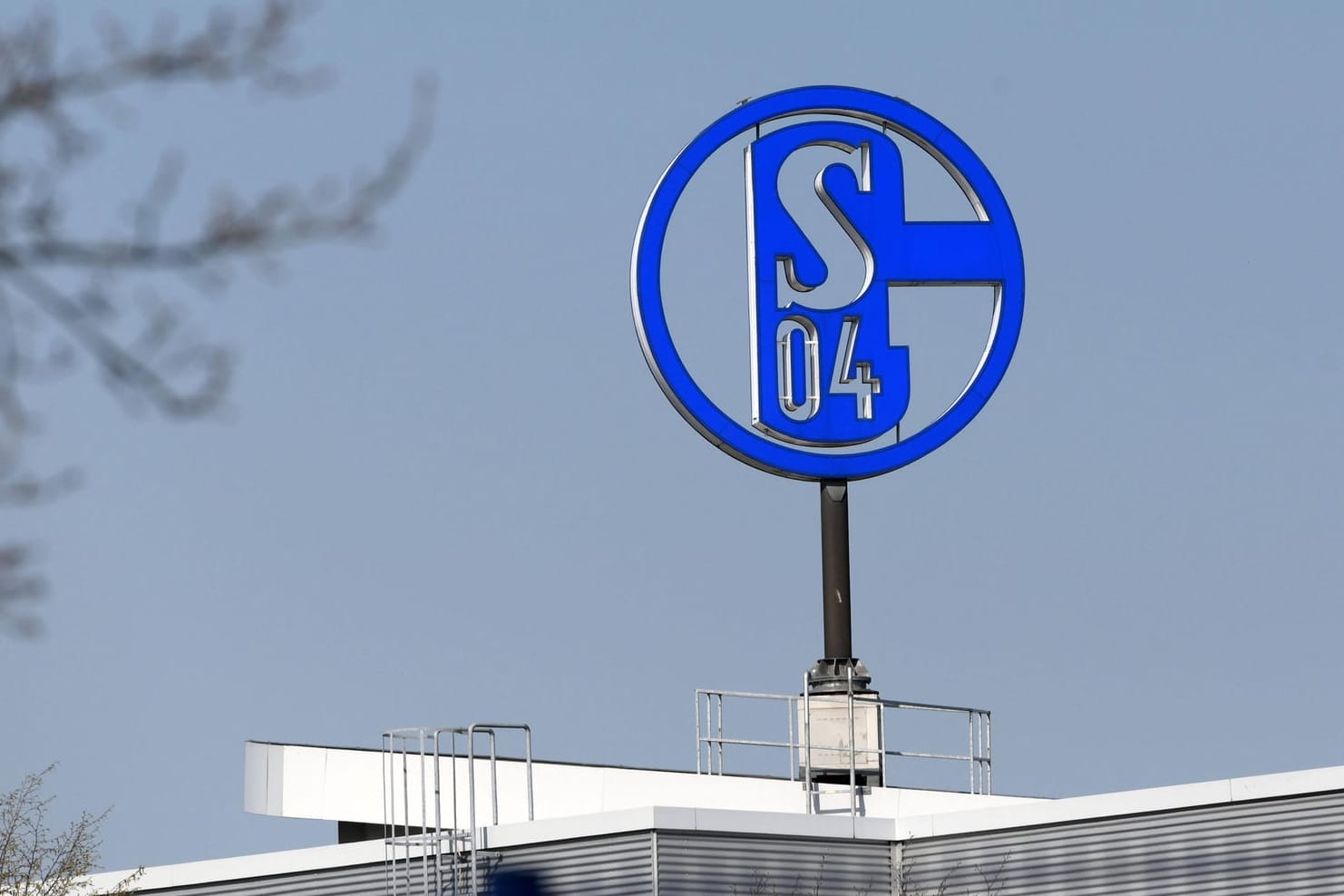 Schalke-Vereinsemblem auf der Geschäftsstelle: Der Klub zieht aktuell den Unmut der Fans auf sich.