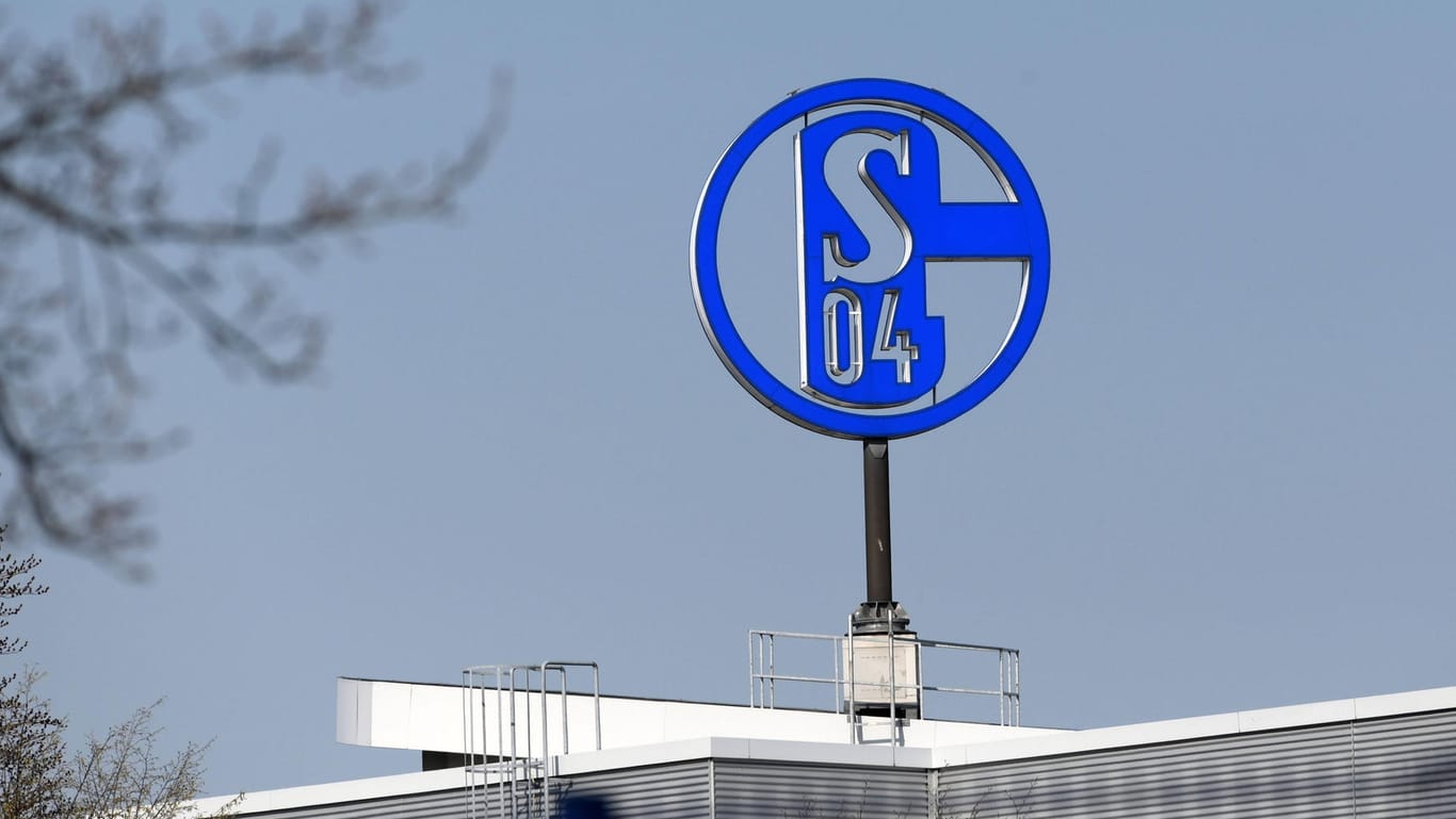 Schalke-Vereinsemblem auf der Geschäftsstelle: Der Klub zieht aktuell den Unmut der Fans auf sich.