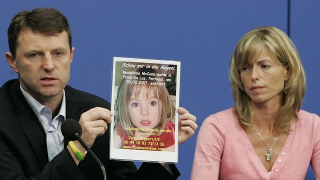 Gerry und Kate McCann zeigen während einer Pressekonferenz im Juni 2007 ein Bild ihrer verschwundenen Tochter Maddie. Gerry und Kate McCann zeigen während einer Pressekonferenz im Juni 2007 ein Bild ihrer verschwundenen Tochter Maddie.