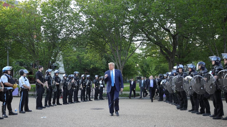 US-Präsident Donald Trump begrüßt die Polizisten, die während der Protestwelle in den USA das Weiße Haus schützen.