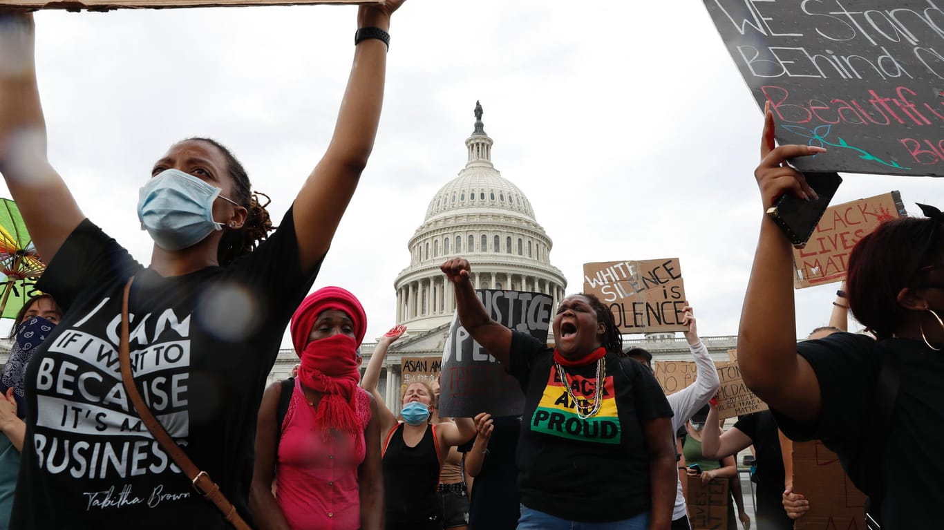 Nach dem Tod von George Floyd stehen Demonstranten vor dem Capitol in Washington.
