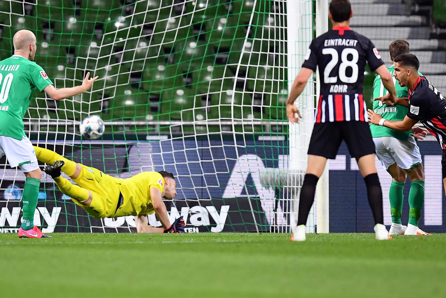 Frankfurts Silva trifft, Bremens Torwart Pavlenka ist machtlos.