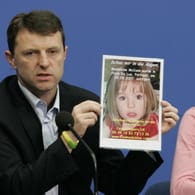2007: Kate und Gerry McCann zeigen während einer Pressekonferenz in Berlin ein Bild ihrer verschwundenen Tochter Madeleine (Maddie).