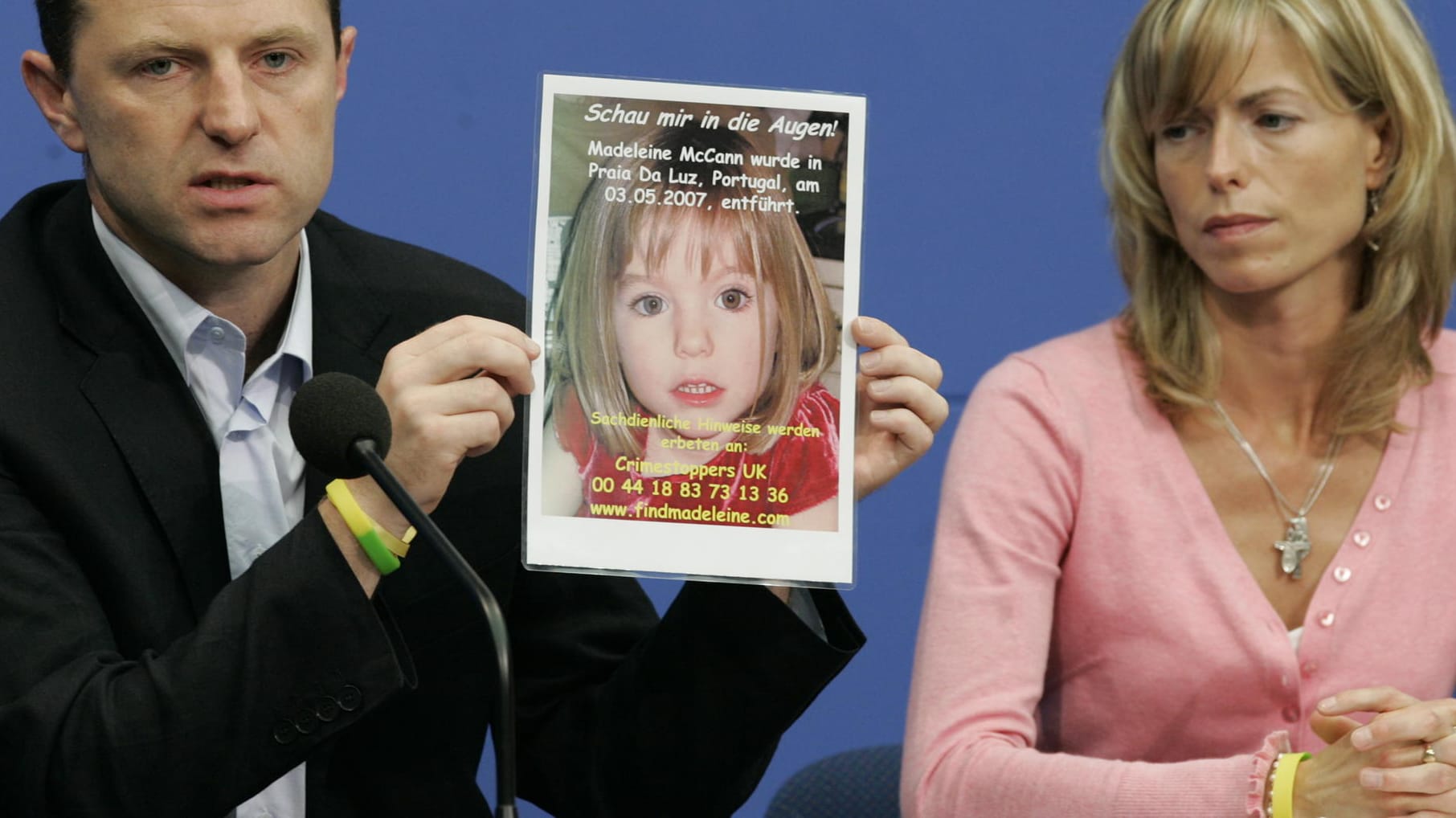 2007: Kate und Gerry McCann zeigen während einer Pressekonferenz in Berlin ein Bild ihrer verschwundenen Tochter Madeleine (Maddie).