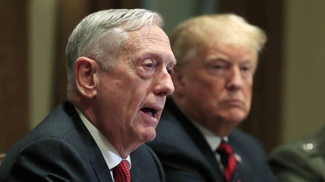 Der damalige US-Verteidigungsminister James Mattis (l) sitzt während eines Briefings mit hochrangigen Militärführern neben Donald Trump. Der damalige US-Verteidigungsminister James Mattis (l) sitzt während eines Briefings mit hochrangigen Militärführern neben Donald Trump.