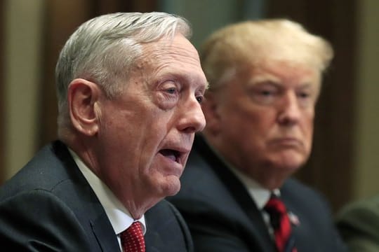 Der damalige US-Verteidigungsminister James Mattis (l) sitzt während eines Briefings mit hochrangigen Militärführern neben Donald Trump.