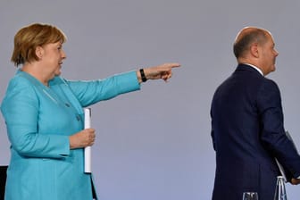 Die Kanzlerin gibt die Marschrichtung vor: Angela Merkels Koalition schüttet Milliardensummen ins krisengeschüttelte Land.