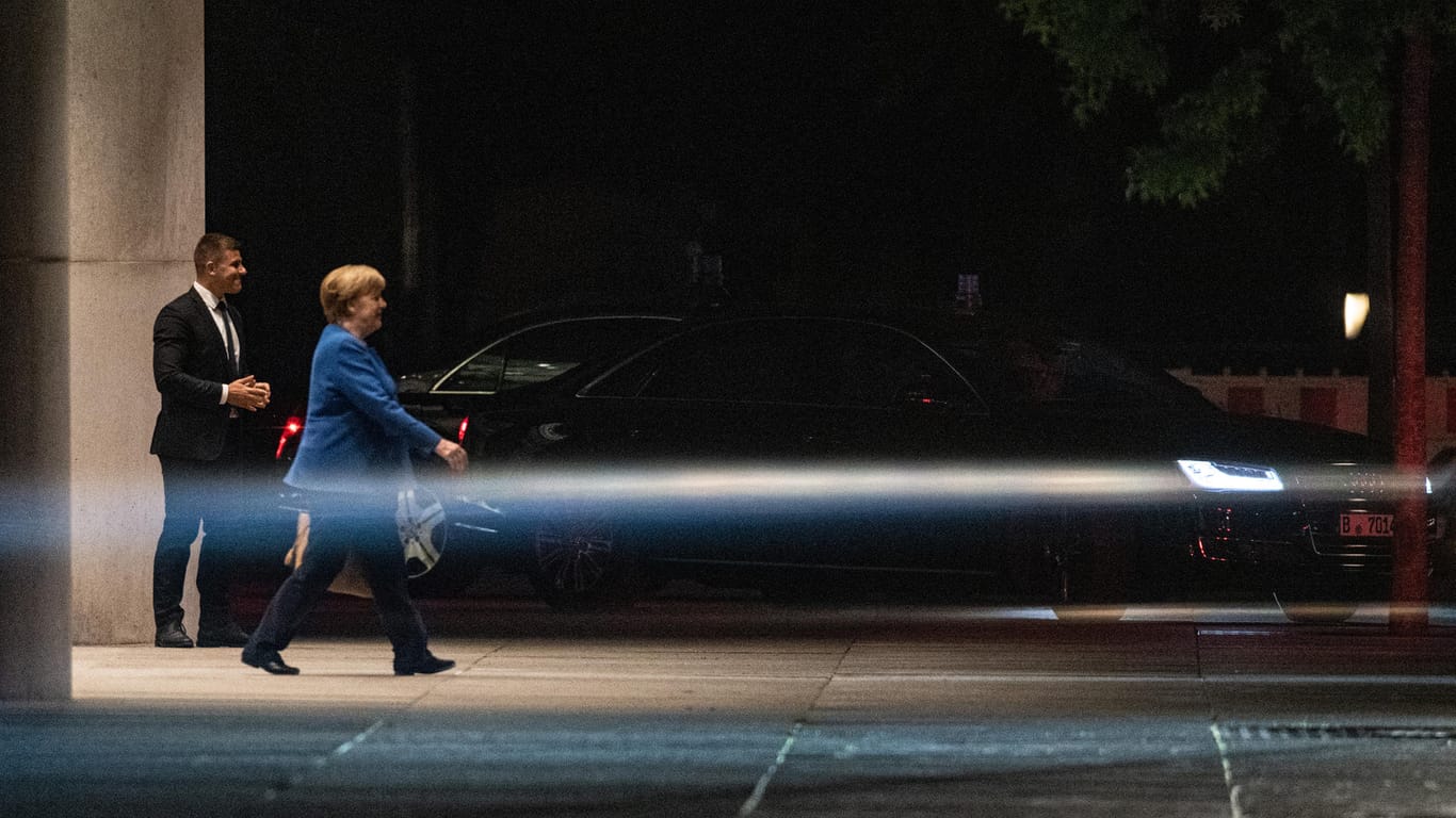 Beschwingter Abgang: Angela Merkel verlässt nach stundenlangem Verhandlungspoker das Kanzleramt.