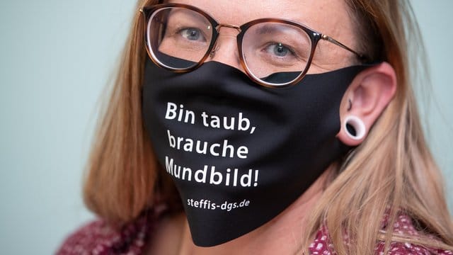 Hörbehinderte wie Stefanie Schmidt haben es in Zeiten von Corona schwer, Menschen von den Lippen abzulesen. Hörbehinderte wie Stefanie Schmidt haben es in Zeiten von Corona schwer, Menschen von den Lippen abzulesen.