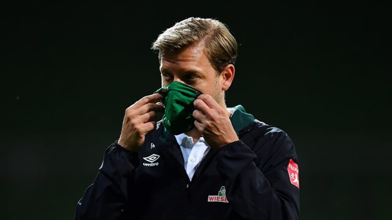 Werder-Trainer Florian Kohfeldt geht nach dem Spiel mit Maske vom Platz.