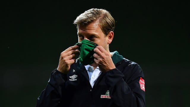 Werder-Trainer Florian Kohfeldt geht nach dem Spiel mit Maske vom Platz. Werder-Trainer Florian Kohfeldt geht nach dem Spiel mit Maske vom Platz.