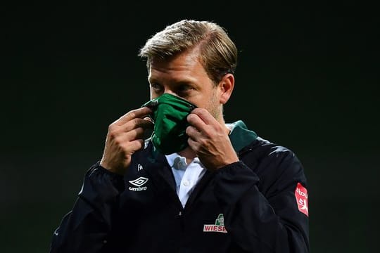 Werder-Trainer Florian Kohfeldt geht nach dem Spiel mit Maske vom Platz.