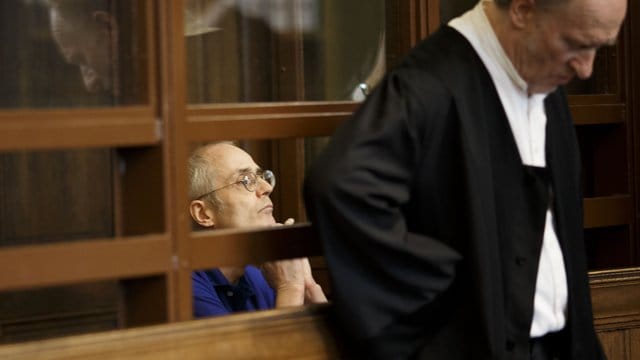 Der 57-jährige Angeklagte sitzt hinter seinem Verteidiger: Er hat die tödliche Attacke auf Fritz von Weizsäcker bereits gestanden.