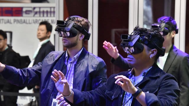 Besucher der International Consumer Electronics Show (CES) in Las Vegas: Die Messe soll 2021 trotz Corona-Risiken stattfinden.