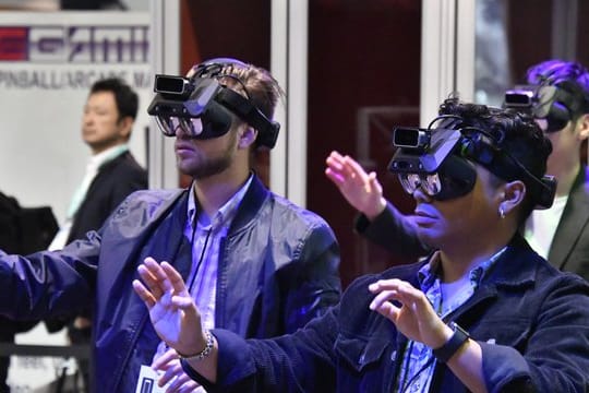 Besucher der International Consumer Electronics Show (CES) in Las Vegas: Die Messe soll 2021 trotz Corona-Risiken stattfinden.