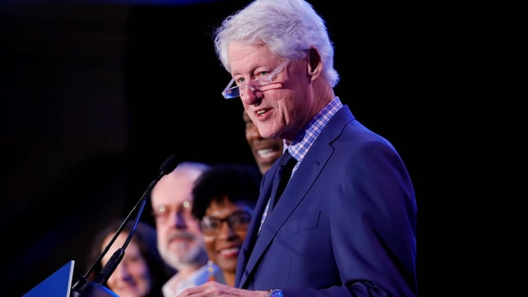 Bill Clinton: Der ehemalige US-Präsident sagt, dass immer noch die Hautfarbe darüber entscheide, wie man im Leben behandelt wird. Er nennt das "schmerzhaft".