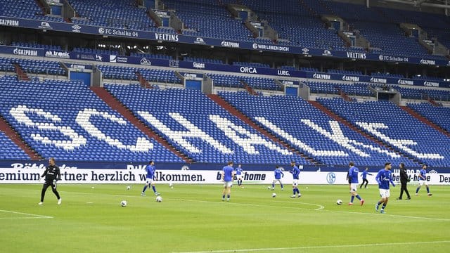 Der FC Schalke 04 hat seine Fans mit unpersönlichen und wenig empathischen Formulierungen vor den Kopf gestoßen. Der FC Schalke 04 hat seine Fans mit unpersönlichen und wenig empathischen Formulierungen vor den Kopf gestoßen.
