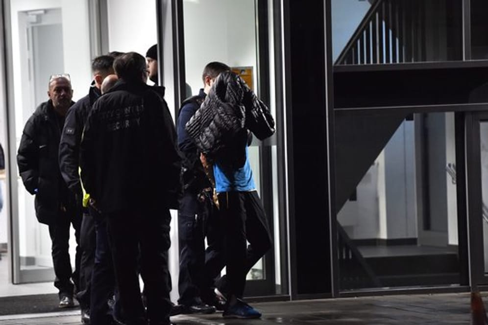 Der Angeklagte wird im November 2019 nach der Messerattacke in der Berliner Schlossparkklinik abgeführt.