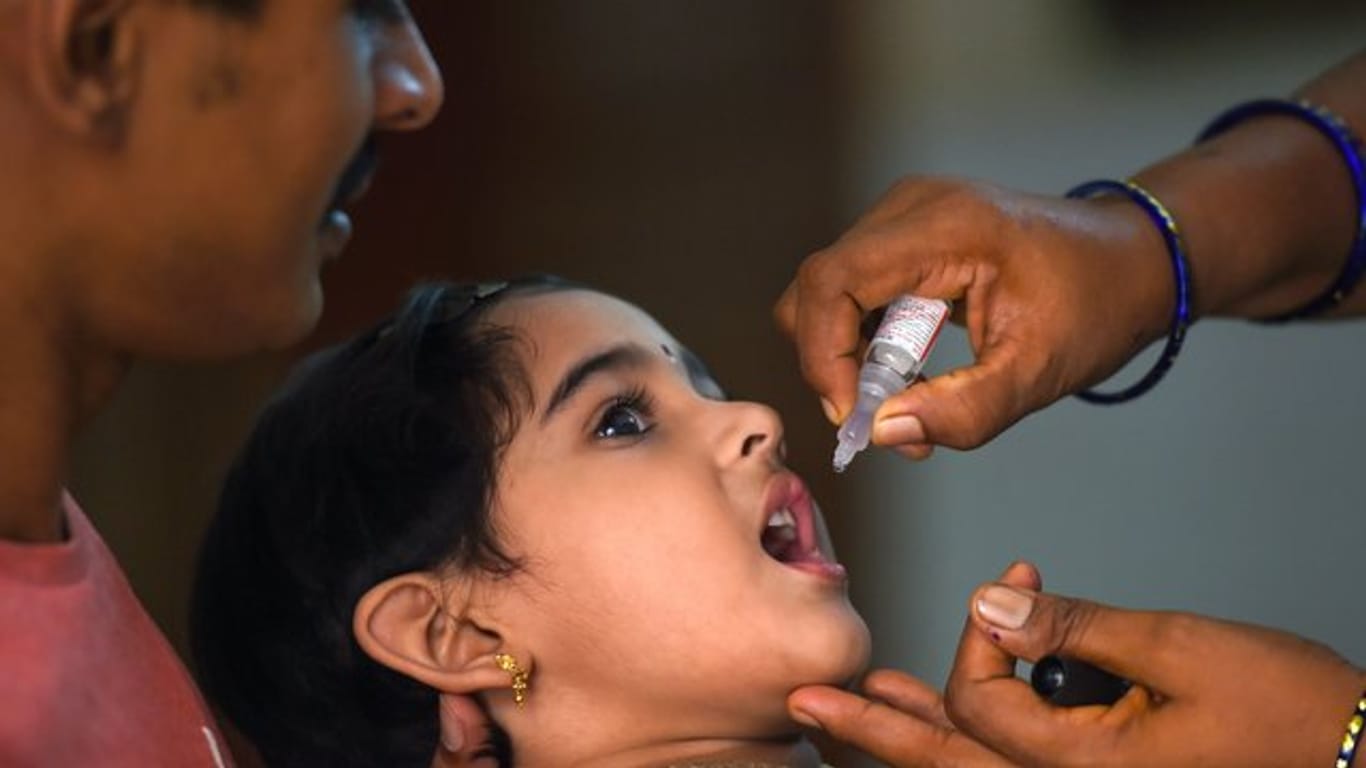 Ein Mädchen erhält während der zweiten Phase einer Impfkampagne Tropfen gegen Kinderlähmung.