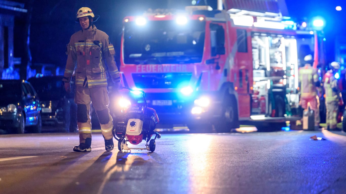 Die Berliner Feuerwehr im Einsatz (Symbolbild): In Kreuzberg sind mehrere Menschen bei einem Wohnungsbrand verletzt worden.
