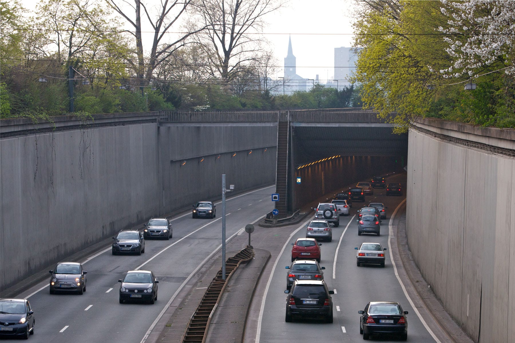 Düsseldorfer Rheinalleetunnel: Wegen einem mutmaßlichen Bombenfund muss der Tunnel wochenlang gesperrt werden.