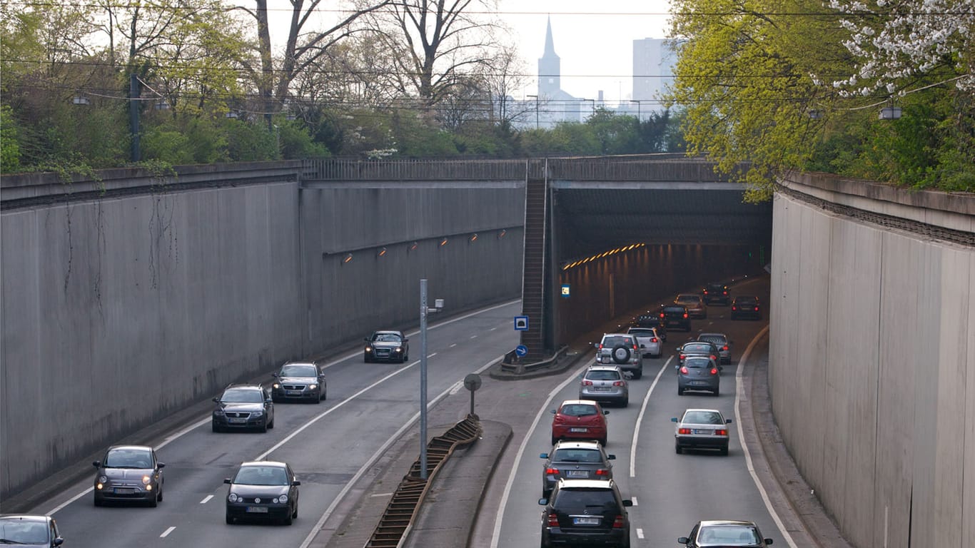 Düsseldorfer Rheinalleetunnel: Wegen einem mutmaßlichen Bombenfund muss der Tunnel wochenlang gesperrt werden.