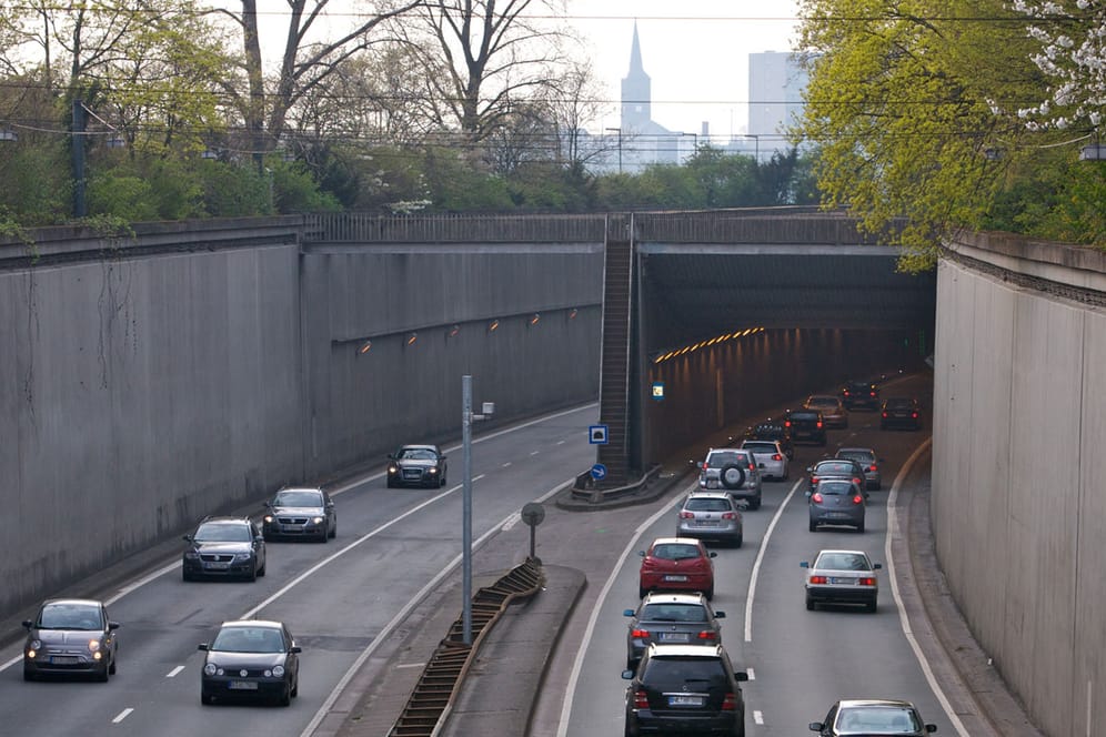 Düsseldorfer Rheinalleetunnel: Wegen einem mutmaßlichen Bombenfund muss der Tunnel wochenlang gesperrt werden.
