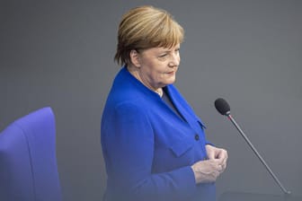 Bundeskanzlerin Angela Merkel im Bundestag: Das Konjunkturprogramm ist historisch – die positive Kritik der Presse ist es fast ebenso.