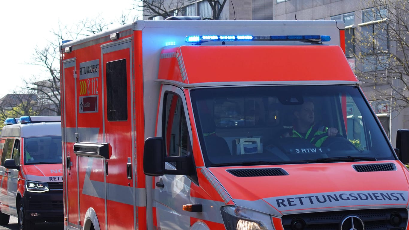 Ein Rettungswagen in Köln (Symbolbild): In Köln ist ein Mann aus dem Fenster gestürzt und hat sich lebensgefährlich verletzt.
