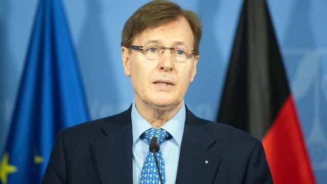 Der NRW-Justizminister Peter Biesenbach (CDU) setzt sich in einer Bundesrats-Initiative für höhere Strafen bei Eingriffen in den Straßenverkehr mit tödlichem Ausgang ein. Der NRW-Justizminister Peter Biesenbach (CDU) setzt sich in einer Bundesrats-Initiative für höhere Strafen bei Eingriffen in den Straßenverkehr mit tödlichem Ausgang ein.