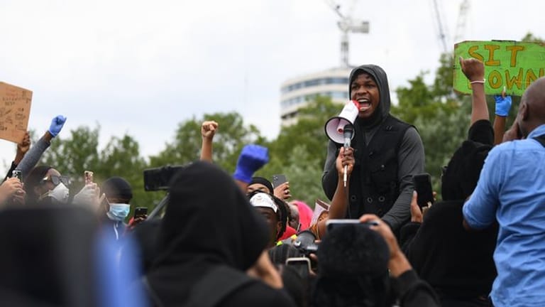 John Boyega spricht im Londoner Hyde Park zu den Demonstranten.