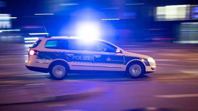 Ein Streifenwagen fährt durch die Innenstadt