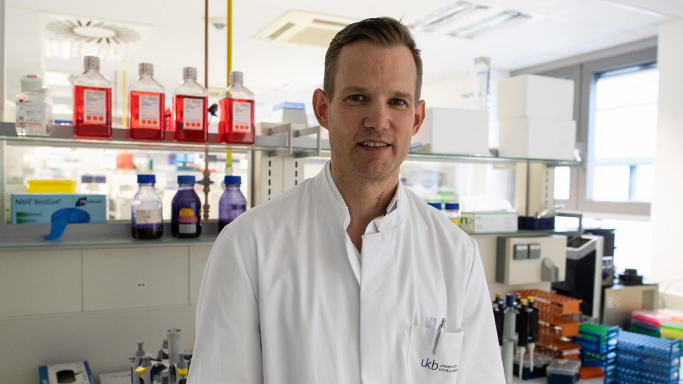 Professor Hendrik Streeck, Direktor des Institut für Virologie an der Uniklinik in Bonn, steht in einem Labor seines Institutes in Nordrhein-Westfalen.
