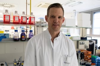Professor Hendrik Streeck, Direktor des Institut für Virologie an der Uniklinik in Bonn, steht in einem Labor seines Institutes in Nordrhein-Westfalen.