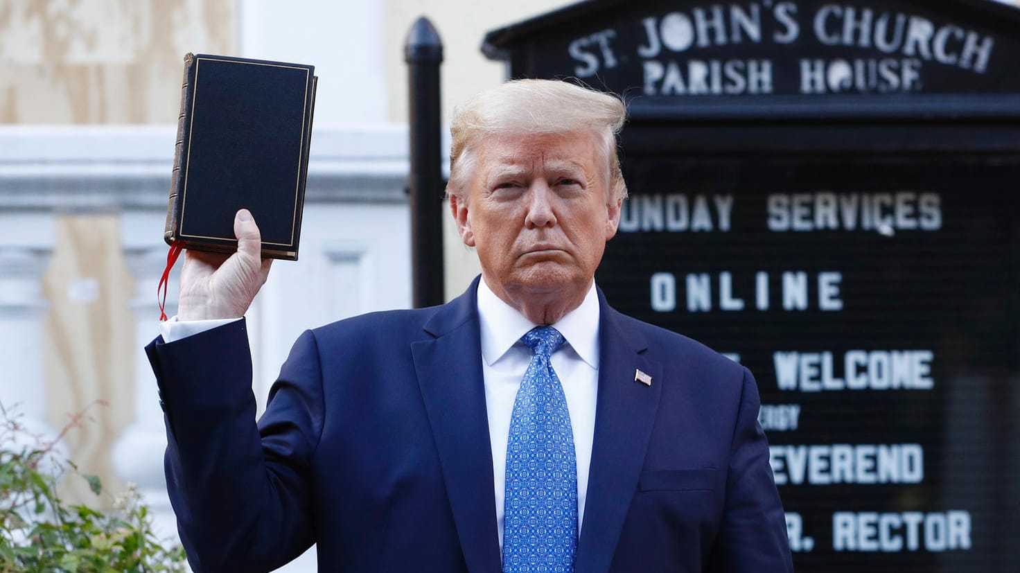 US-Präsident Donald Trump hält vor der St. John's Church in Washington eine Bibel in die Kamera: Sein Auftritt sorgte für Aufregung.