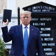 US-Präsident Donald Trump hält vor der St. John's Church in Washington eine Bibel in die Kamera: Sein Auftritt sorgte für Aufregung.