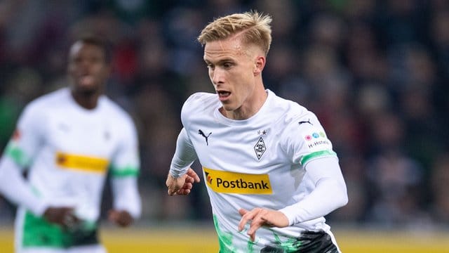 Verlängert erneut bei Mönchengladbach: Oscar Wendt spielt den Ball.