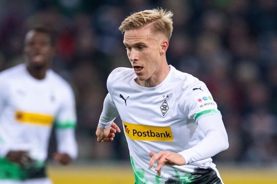 Verlängert erneut bei Mönchengladbach: Oscar Wendt spielt den Ball.