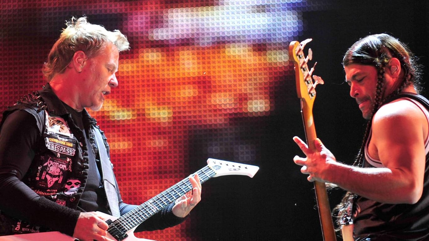 James Hetfield und Bassist Robert Trujillo von Metallica auf der Bühne: 2012 heizten sie dem Publikum bei "Rock im Park" ein.