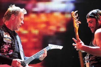 James Hetfield und Bassist Robert Trujillo von Metallica auf der Bühne: 2012 heizten sie dem Publikum bei "Rock im Park" ein.