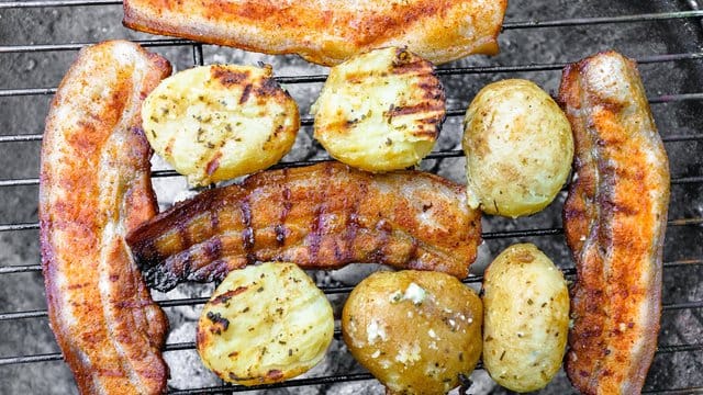 Kartoffeln: Wer bei Grillkartoffeln auf Alufolie verzichten will, muss die Knollen vorkochen.