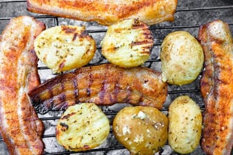 Kartoffeln: Wer bei Grillkartoffeln auf Alufolie verzichten will, muss die Knollen vorkochen.