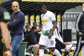Mönchengladbachs Schweizer Stürmer Breel Embolo hat sich verletzt und fällt aus.