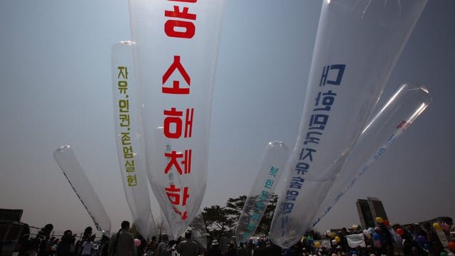 Nordkoreanische Überläufer und südkoreanische Aktivisten starten Ballons mit Flugblättern gegen die nordkoreanische Regierung in der Nähe der entmilitarisierten Zone. Nordkoreanische Überläufer und südkoreanische Aktivisten starten Ballons mit Flugblättern gegen die nordkoreanische Regierung in der Nähe der entmilitarisierten Zone.