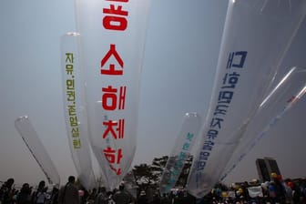 Nordkoreanische Überläufer und südkoreanische Aktivisten starten Ballons mit Flugblättern gegen die nordkoreanische Regierung in der Nähe der entmilitarisierten Zone.