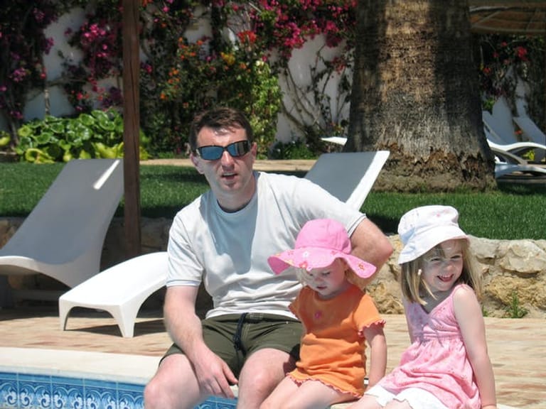 Madeleine "Maddie" McCann mit Schwester und Vater am Pool: Es ist das letzte Foto, das sie lebend zeigt. Die Eltern veröffentlichten es Ende Mai 2007.